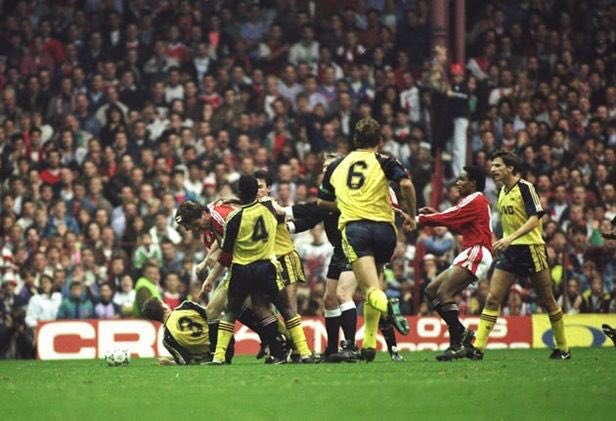 footieonthisday's tweet photo. 📆 #OnThisDay in 1️⃣9️⃣9️⃣0️⃣, “Battle of Old Trafford, Rd1”. The @ManUtd v @arsenal game erupted into a mass brawl involving 21 players! 👊 https://t.co/icQjtfoig1