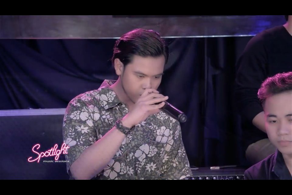 louienaticsofcl's tweet photo. Pano Bumwelo ng mataas sa pagkanta by Louie Pedroso 😂😂 https://t.co/OuX53CuGvA