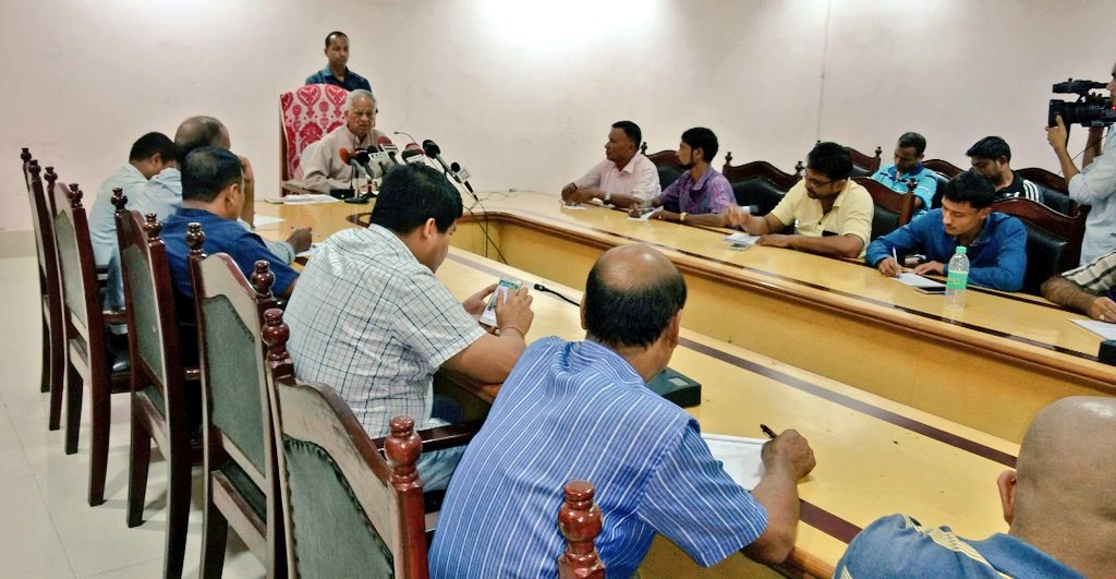 tarun_gogoi's tweet photo. Addressed a Press Conference on economic slowdown during Modi regime &amp; non-inclusion of Madhupur Satra in Punyadham Yatra by Govt of Assam. https://t.co/diVvQXJ8Kx