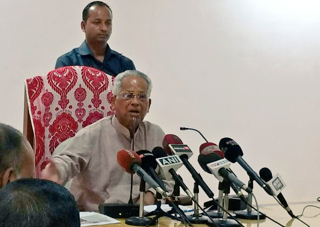 tarun_gogoi's tweet photo. Addressed a Press Conference on economic slowdown during Modi regime &amp; non-inclusion of Madhupur Satra in Punyadham Yatra by Govt of Assam. https://t.co/diVvQXJ8Kx