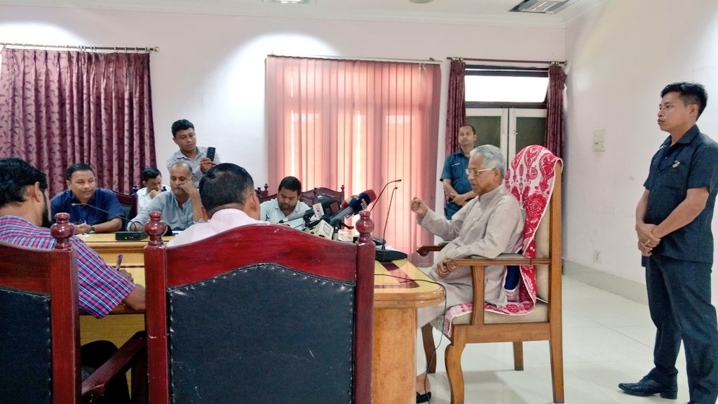 tarun_gogoi's tweet photo. Addressed a Press Conference on economic slowdown during Modi regime &amp; non-inclusion of Madhupur Satra in Punyadham Yatra by Govt of Assam. https://t.co/diVvQXJ8Kx