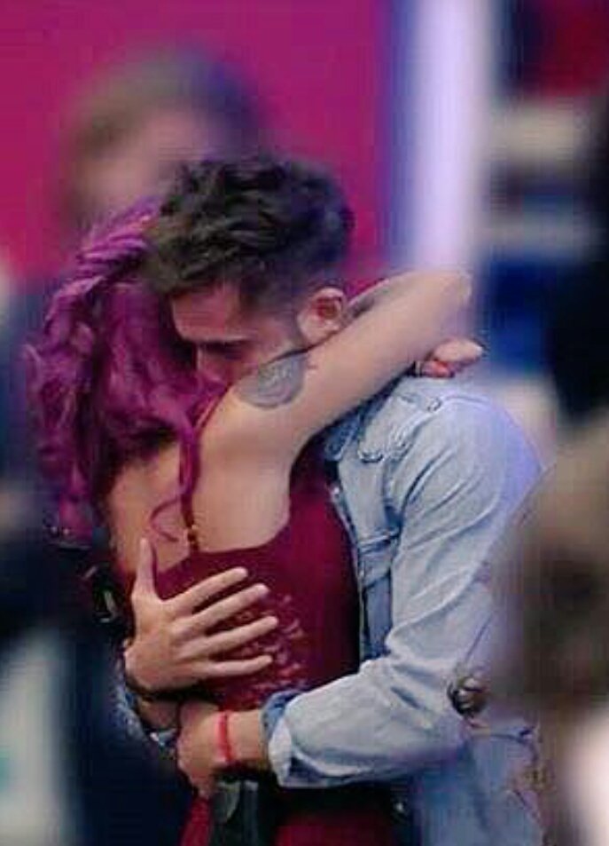 nichanaro's tweet photo. Hay que seguir #RodeaEnGHVIP 
Por su naturalidad, complicidad, sinceridad... por lo que nos transmiten, amor, amistad, cachondeo... 👇 https://t.co/SRdSJgzZ3h