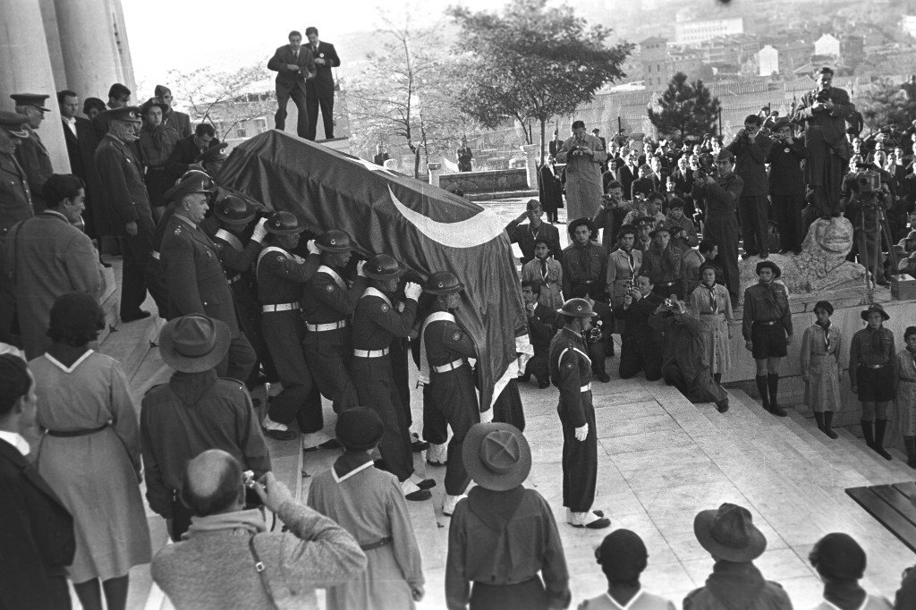 IzBakeryCoffee's tweet photo. Gazi Paşa Hazretleri'nin cenazesi Mehmetçiğin omuzlarında, 10 Kasım 1953, Etnografya Müzesi https://t.co/cjTLmEAdLI