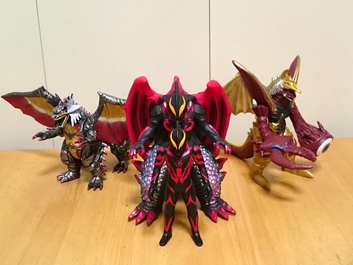 第4のベリアル融合獣キメラベロス。ゾグ第二形態×ファイブキングという 