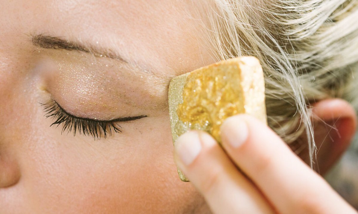 Gold, Frankincense and Myrrh will bring lovely lustre and shim-myrrh to your festive season.

#LushChristmas #LushMakeup