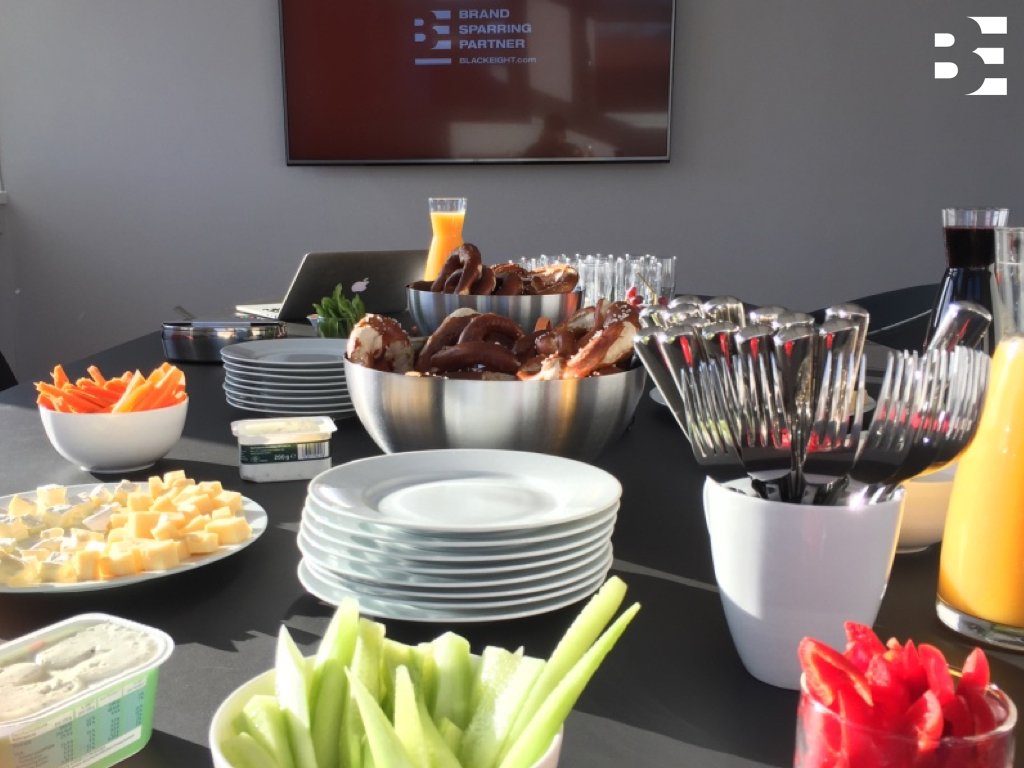 Blackeight_B8's tweet photo. »Blick über die Schreibtischkante« bei #Blackeight
Leckeres Frühstück + sehr interessanter Input aus Projekten = super Start in den Freitag! https://t.co/nDUweY3NUB