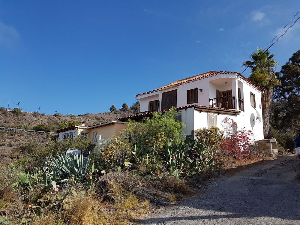 homesundersun's tweet photo. #ForSale Five bedroom chalet with lots of land, large garage and sea views #Tenerife #Property 
https://t.co/LsqrqaDWZU https://t.co/n9kwvXPV3U