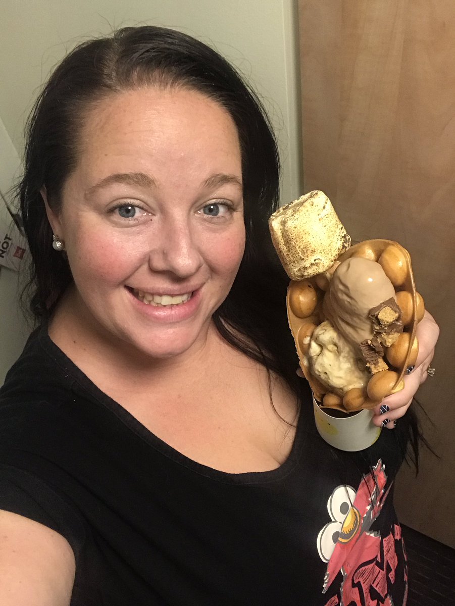 Melly25785's tweet photo. Wowsers!!! #pufflets #dessertoverload https://t.co/kRK3ohDSlC