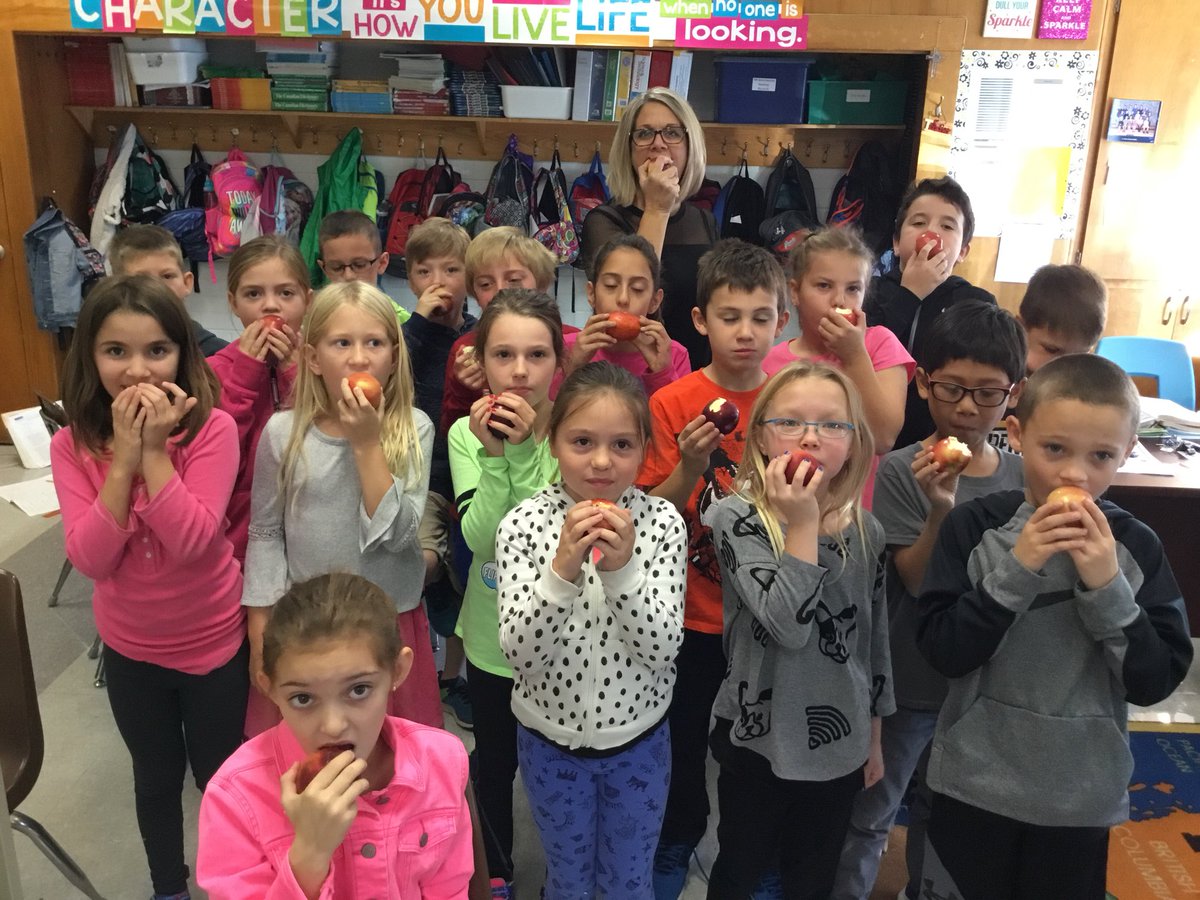 LLCLEMENT's tweet photo. @SidisScoop raising awareness with the #GreatBigCrunch. #deliciousapples https://t.co/YYtXYKiXEk
