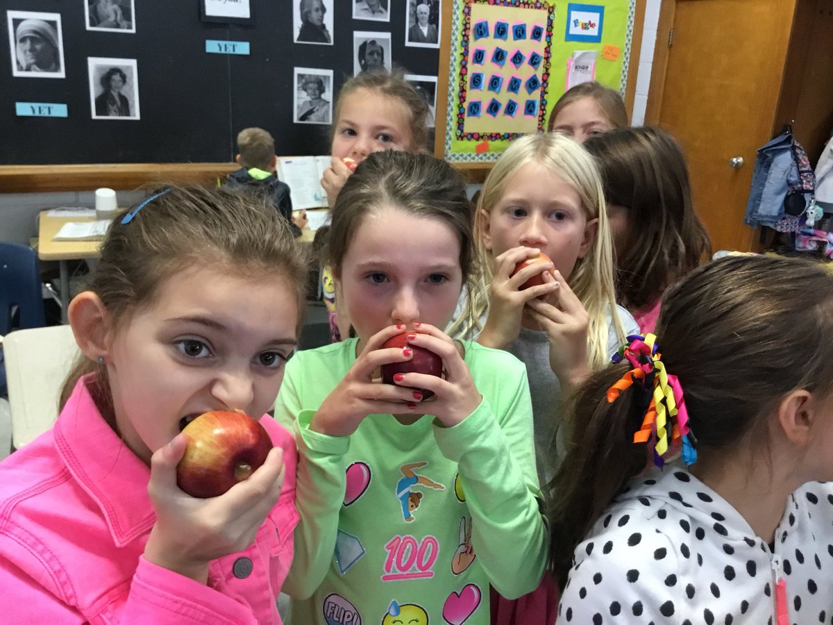 LLCLEMENT's tweet photo. @SidisScoop raising awareness with the #GreatBigCrunch. #deliciousapples https://t.co/YYtXYKiXEk