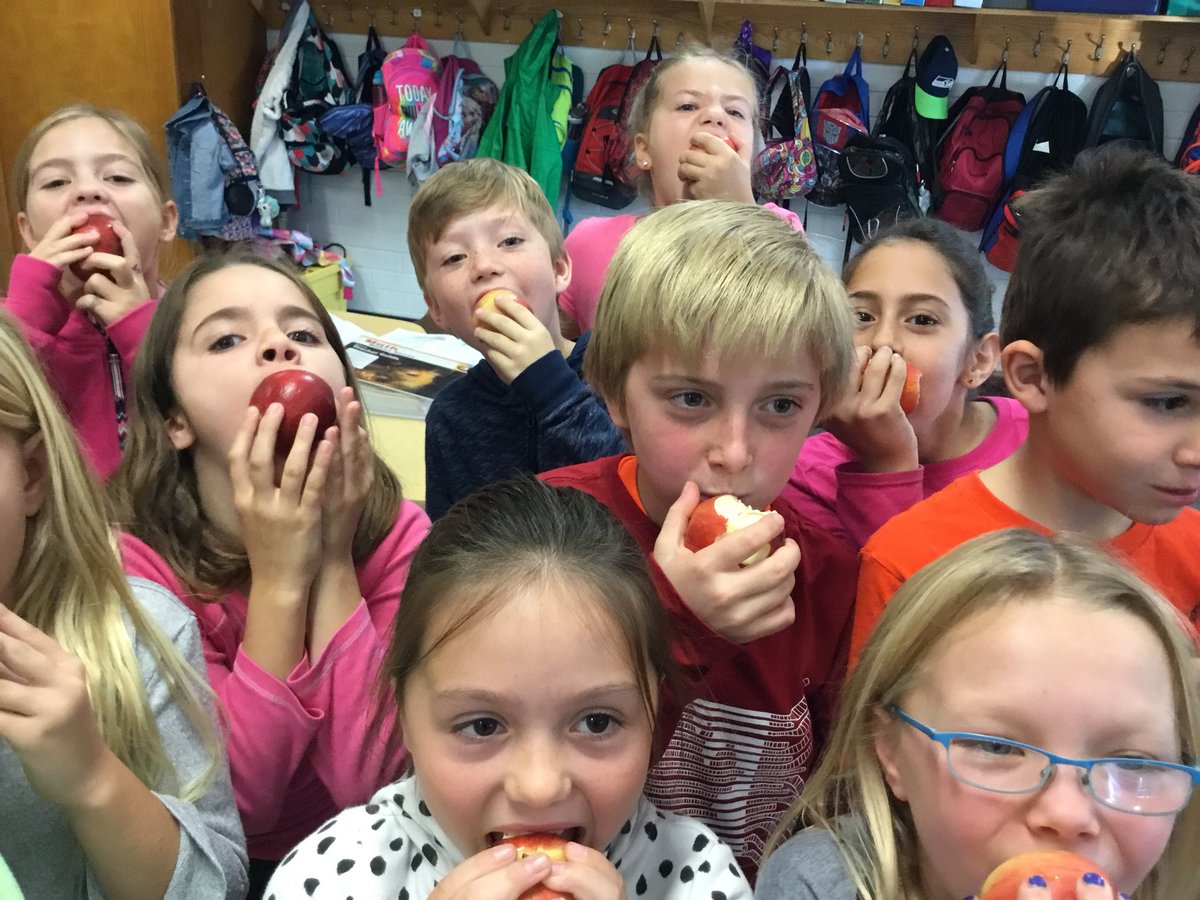 LLCLEMENT's tweet photo. @SidisScoop raising awareness with the #GreatBigCrunch. #deliciousapples https://t.co/YYtXYKiXEk