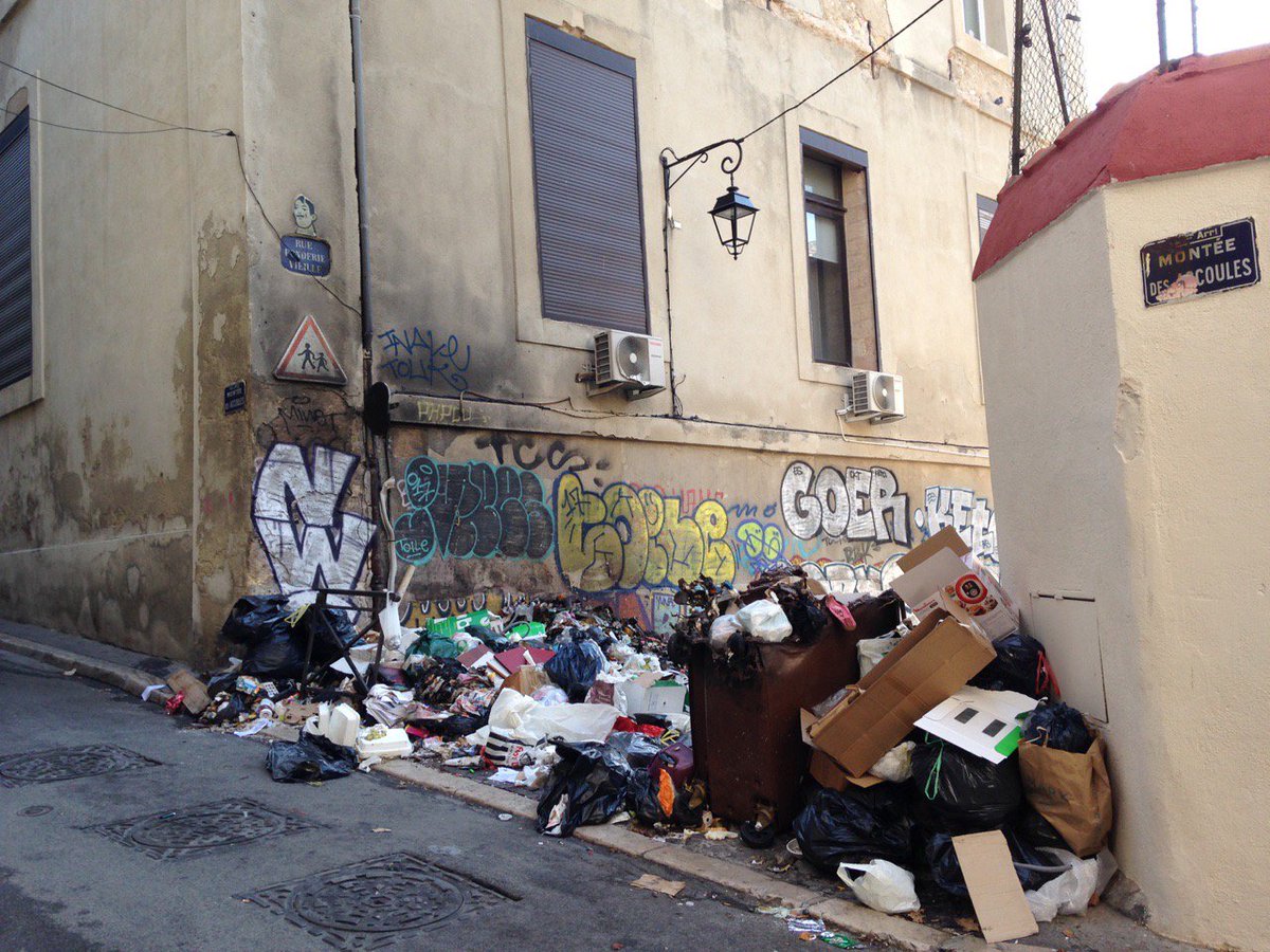 BlogstoryM's tweet image. #Melenchon besoin des insoumis, des vrais... là. Ecoles dans la puanteur quel avenir pour nos enfants ? grève et pollution #marseille