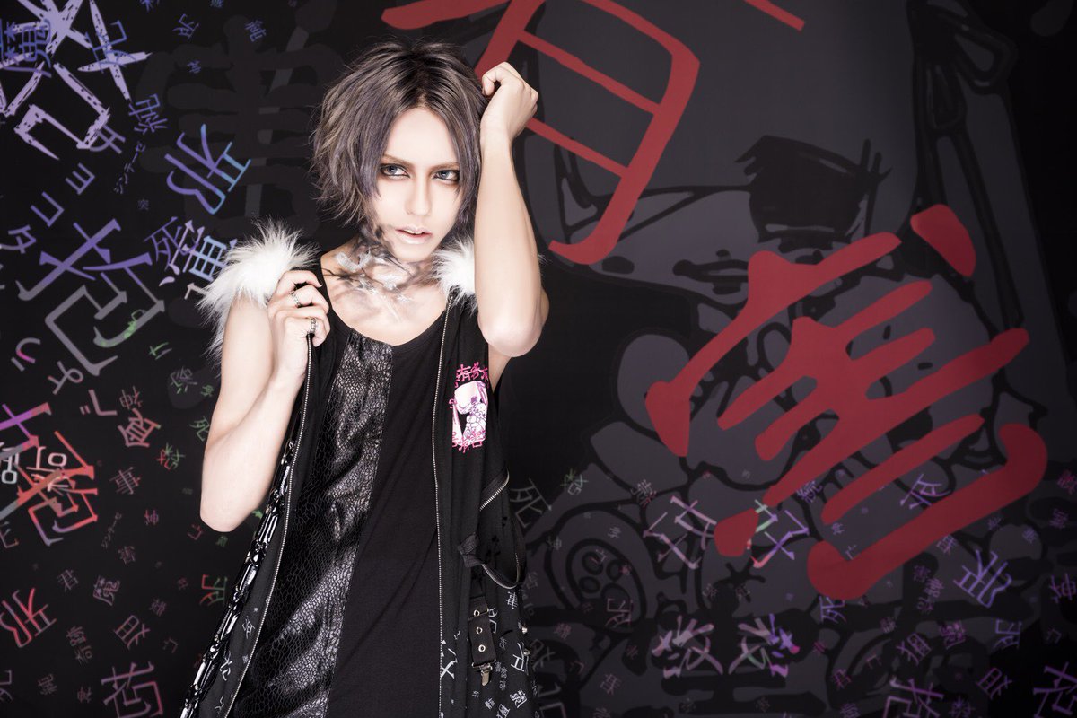 新アー写解禁されました。 1年半前と比べて確実に前に進めてる