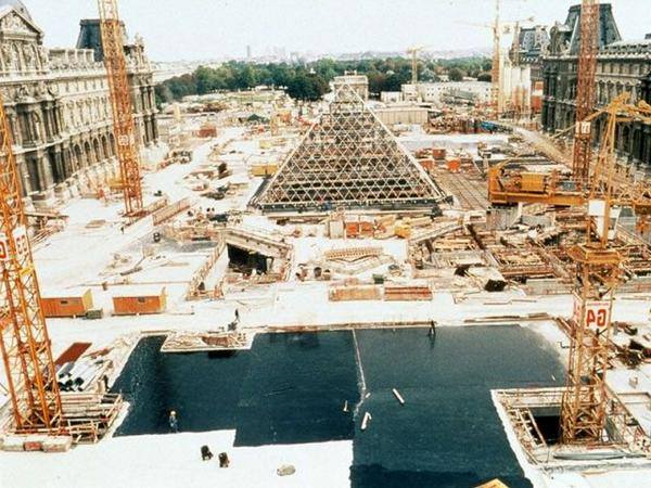 WUmbrellaTours's tweet photo. El @MuseeLouvre durante 1988, cuando sólo faltaba un año para la inauguración de la pirámide y del nuevo hall de recepción. #tour #Paris https://t.co/M2XwUmesI4