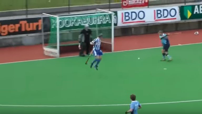 Surrealista fallo de hockey hierba que acabó costándole un tanto a su equipo goo.gl/4ZfNgY