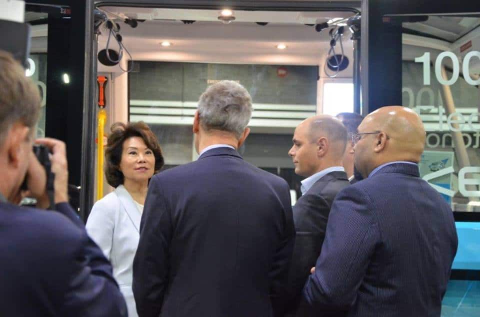 Navya_Group's tweet photo. Review of our demo at the #APTA2017 on our blog! With @KeolisNA, we carried more than 1 000 people aboard ➡ https://t.co/3tYc9k62Ua. https://t.co/O08uZ41VBd