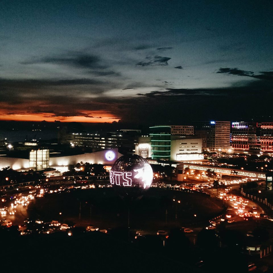 Jeontinexxi96's tweet photo. Philippines did that. 
Represent.. 😉😎😍 @BTS_twt 
Credits to the owner/s of these photos. 
#throwback #MallOfAsia #BTSslay https://t.co/xmqGhFvrgr