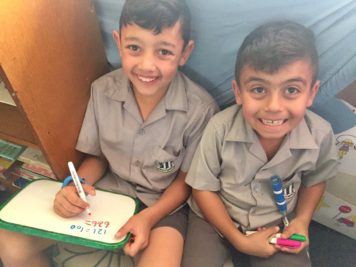 LeanneStraub's tweet photo. #2S2017 rounding numbers to the nearest hundred @Sherwood_Grange https://t.co/GCGXKTIqrh