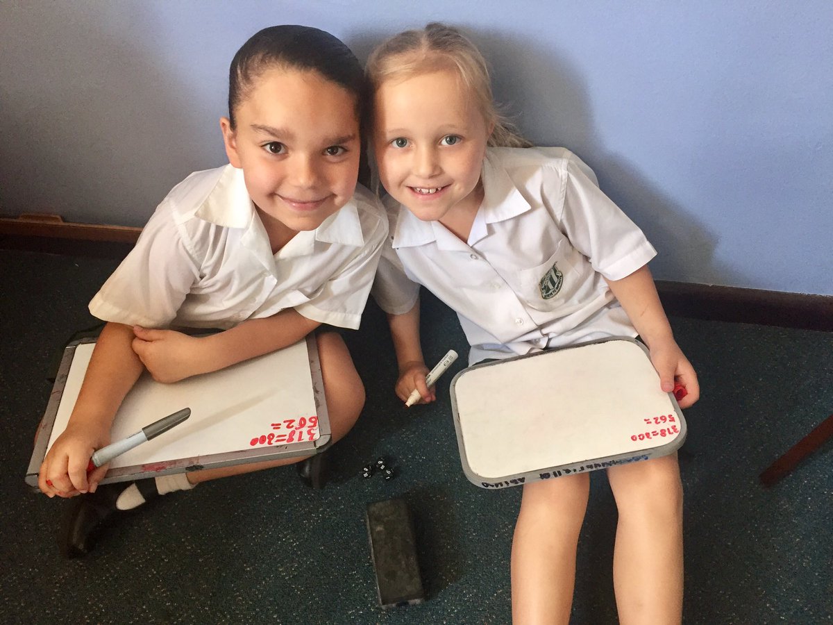LeanneStraub's tweet photo. #2S2017 rounding numbers to the nearest hundred @Sherwood_Grange https://t.co/GCGXKTIqrh