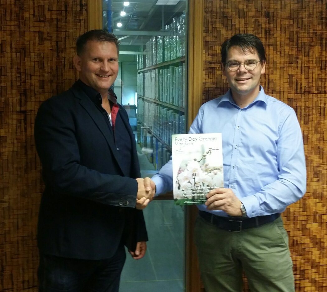 Every Day Greener Magazine van <a href="/Benefits_Nature/">Benefits of Nature</a> aan Alex van Nifterik uitgereikt. Mooi artikel over #innovatie van Nifterik Holland #bamboe