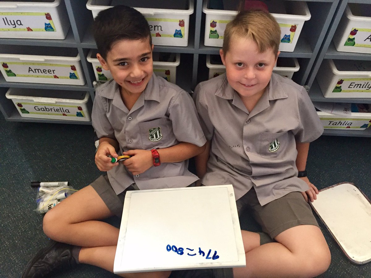 LeanneStraub's tweet photo. #2S2017 rounding three-digit numbers to the nearest hundred @Sherwood_Grange https://t.co/v5BSs9RpXZ
