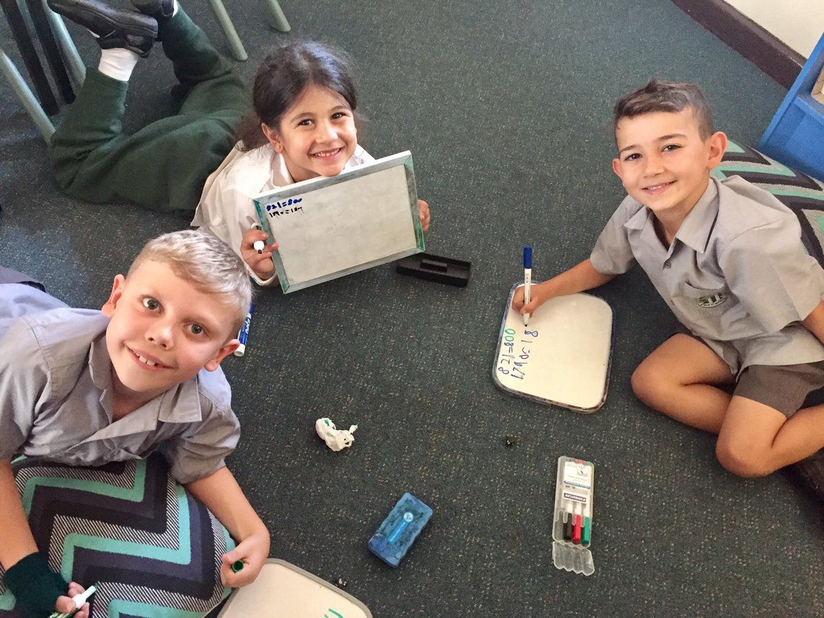 LeanneStraub's tweet photo. #2S2017 rounding three-digit numbers to the nearest hundred @Sherwood_Grange https://t.co/v5BSs9RpXZ