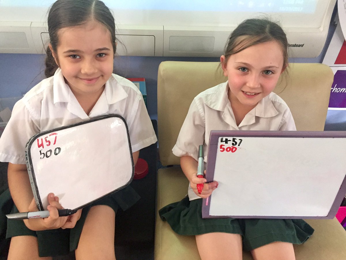 LeanneStraub's tweet photo. #2S2017 rounding three-digit numbers to the nearest hundred @Sherwood_Grange https://t.co/v5BSs9RpXZ