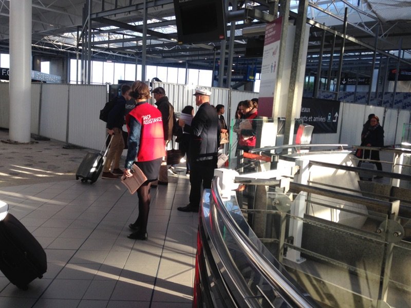 AEGD11's tweet photo. Départ des vacances en gare de Rennes. Les VI mobilisés pour des vacances ensoleillées. @ChristelPujol @LegallaisML 👍😊🌞.
#teamTGVOuest #servicesTGV https://t.co/4o1j5FZGw1