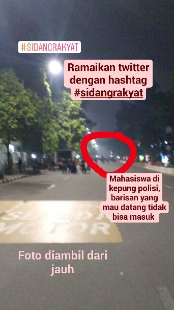 BEMUNJ_OFFICIAL's tweet photo. Mahasiswa dikepung di posisi tengah... #sidangrakyat .. terus naikkan hashtag ini https://t.co/ZarhITn2IO