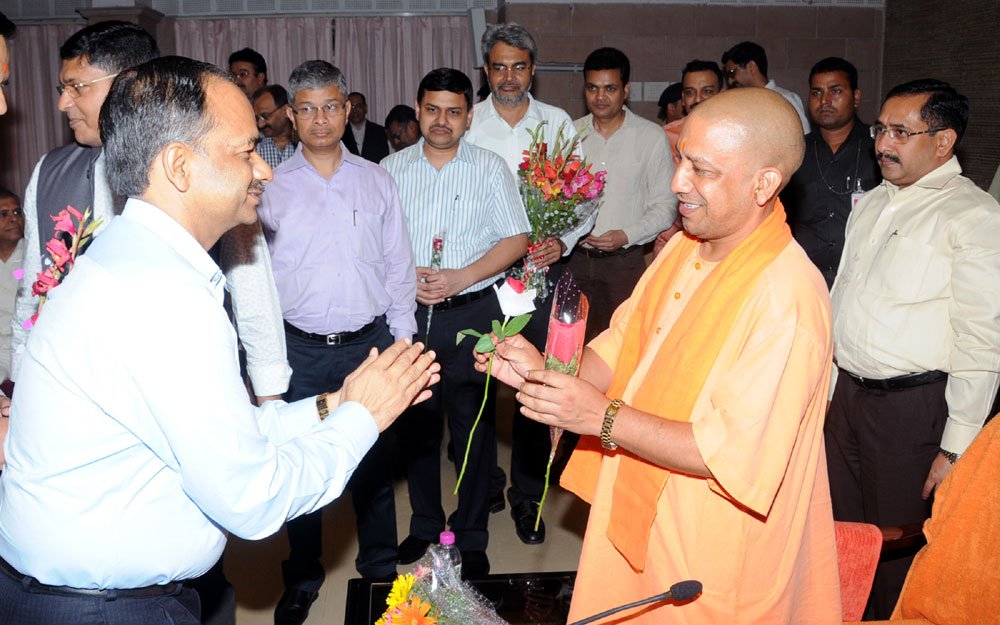 myogiadityanath's tweet photo. आज लखनऊ स्थित सरकारी आवास पर वरिष्ठ प्रशासनिक अधिकारीयों नें दीपावली की बधाई दी व इस अवसर पर वरिष्ठ प्रशासनिक अधिकारियों को सम्बोधित किया। https://t.co/qTVtgJdttl