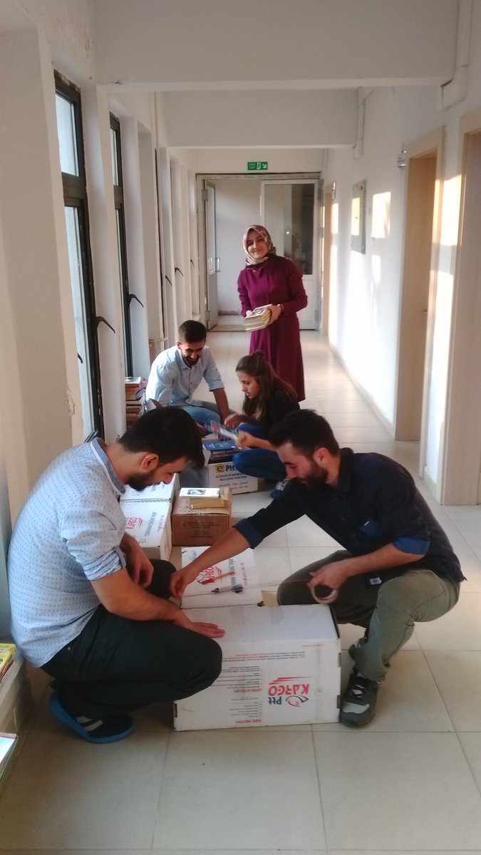 denizyildirim79's tweet photo. 800'den fazla kitap, 50 defter ve 3 satranç takımıyla Pazartesi gününe hazırız. Ordu'da bir okulda daha yüzlerce çocuk kitaplarına kavuşacak https://t.co/dhzAlOPvAd