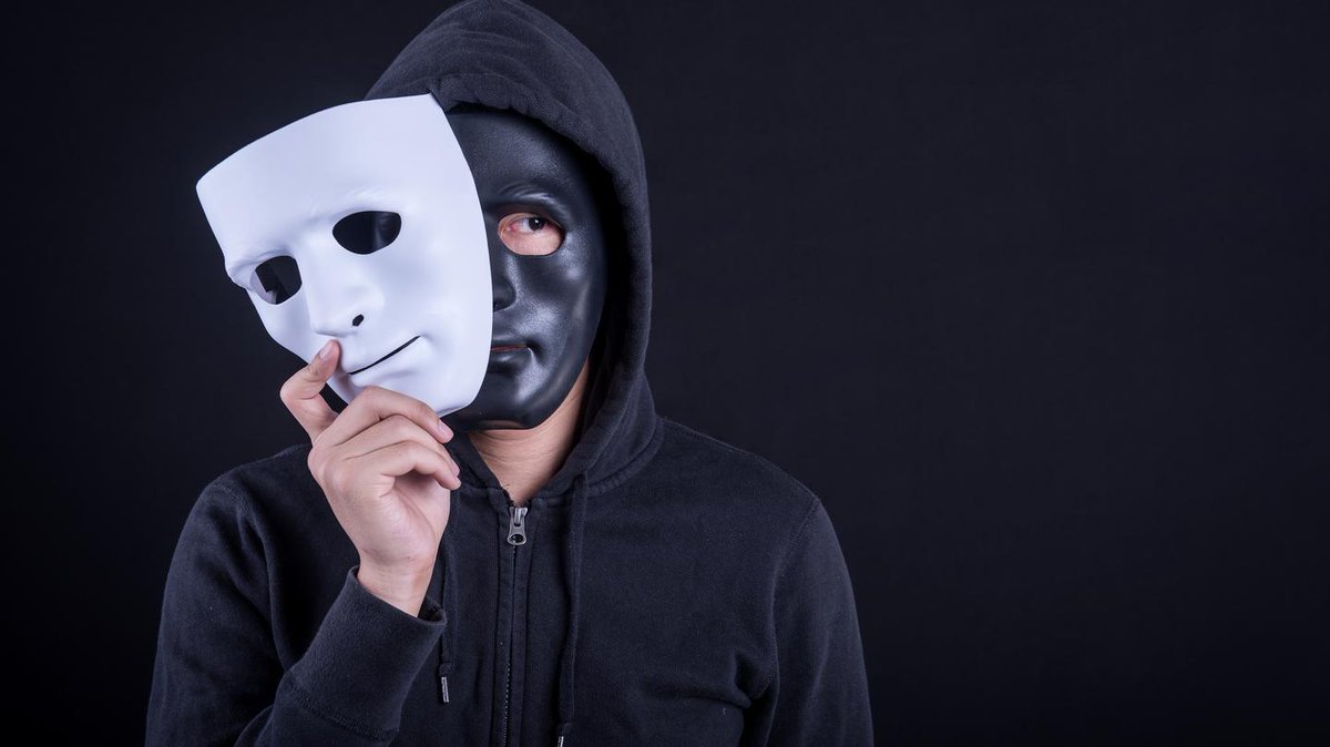 motherboard's tweet photo. How one woman lies and lockpicks her way into heavily guarded spaces—and gets paid to do it https://t.co/tnif3FWX3r https://t.co/kNklbNUKyZ