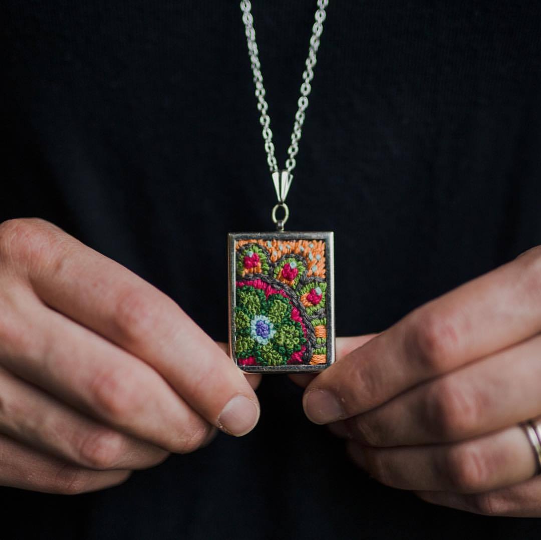 FiberArtNow's tweet photo. Embroidered Pendants that make a statement by Merry Fiber Arts. Click here to see all the lovely designs. 
https://t.co/lUHlMGqm8K https://t.co/1jr9w0ZpWu
