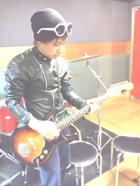 beng1024's tweet photo. Wi-Fiも調子悪く、ビデオカメラは途中でコンセントを抜いてしまって保存されずでイマイチのスタジオ入りでした。画像だけあるので載せます。髪切りすぎた・・・ https://t.co/d4w55DhgR0