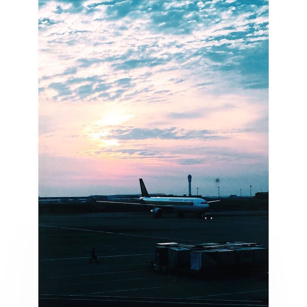 themakingoflola's tweet photo. Halfway there 😓 #sunset_itis #malaysia #KLIA #kualalumpur #sunset #lonelytraveller #malaysiaairlines #27hourshome … https://t.co/HHsECRjKeE https://t.co/xemknEXz0Z
