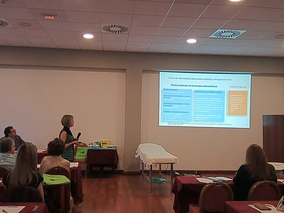 ClinicaOyGasset's tweet photo. Exposición de nuestra Dra. M Elena Fernández de su"Guía de #fotoprotección en el #paciente #oncológico" en las X Jornadas de #AMECLM https://t.co/dDT3WVxt4L