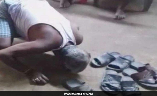 ndtv's tweet photo. Barber forced to lick his saliva for trying to enter sarpanch's house in Bihar https://t.co/rZJ2WW2Eo1 https://t.co/RChMxq6pvQ