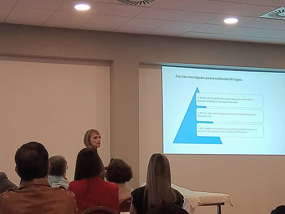 ClinicaOyGasset's tweet photo. Exposición de nuestra Dra. M Elena Fernández de su"Guía de #fotoprotección en el #paciente #oncológico" en las X Jornadas de #AMECLM https://t.co/dDT3WVxt4L