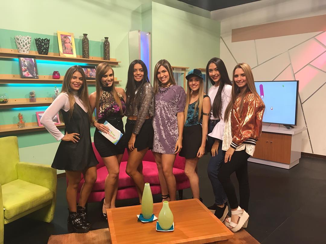 YQueHayDeNuevo's tweet photo. Y en nuestro estudio los bellos diseños de @aroharoha #Diseñadora #Talento #DirectoraCreativa #BuenViernes #ViernesDePachanga #20Oct https://t.co/xEKcCwJgyS