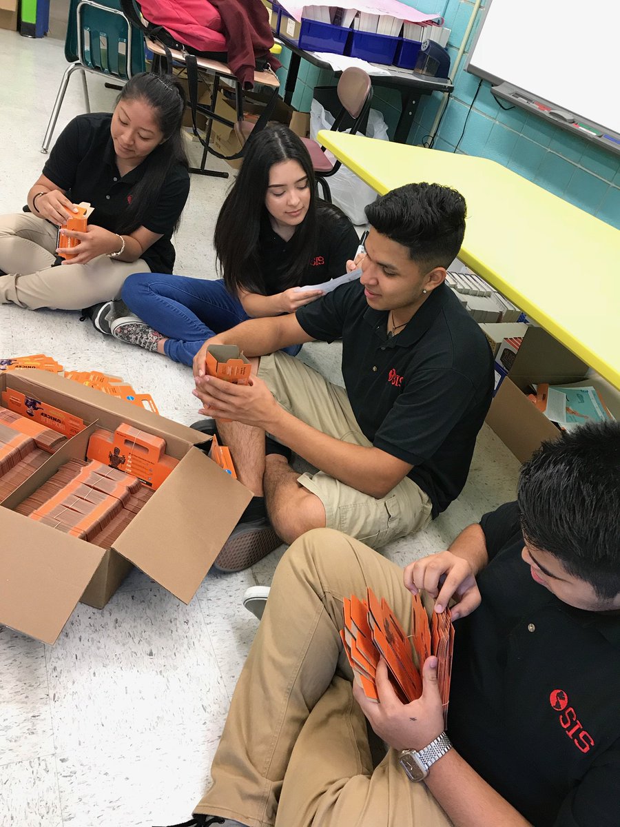 Jaqueline242000's tweet photo. Senior Capstone 2018
getting ready for Trick-or-Treat for UNICEF project!!!👻👻💕
#SeniorCapstone2018 @SISMagnet @levinson333 https://t.co/zAcoauBZVB