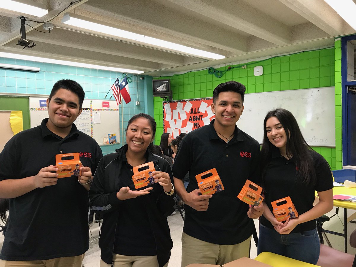 Jaqueline242000's tweet photo. Senior Capstone 2018
getting ready for Trick-or-Treat for UNICEF project!!!👻👻💕
#SeniorCapstone2018 @SISMagnet @levinson333 https://t.co/zAcoauBZVB