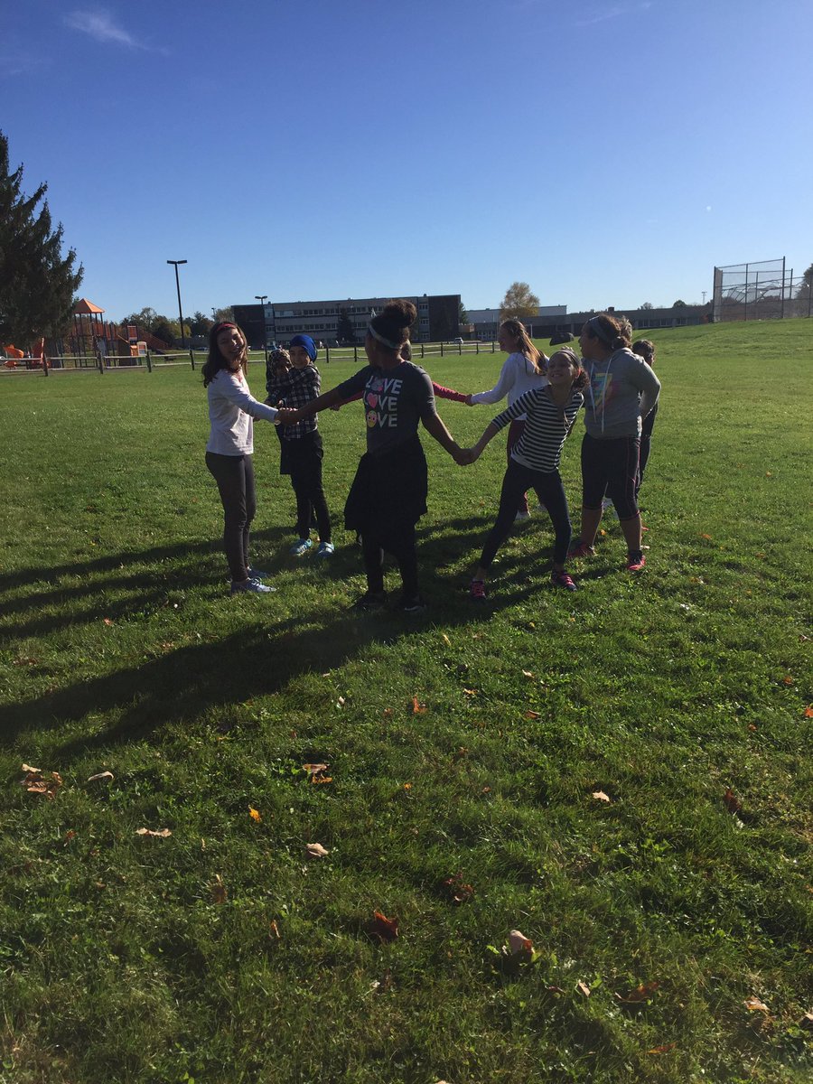 MissCristaldi's tweet photo. 6th Grade Team Building!
#che #teambuilding #teamwork @ardennis1 https://t.co/2nTTes9pwx