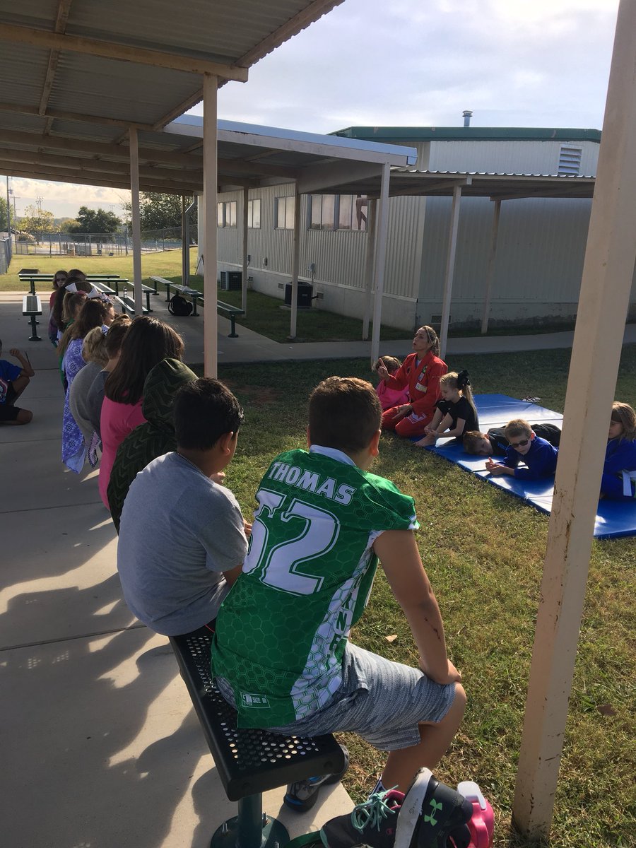 lacyheit's tweet photo. We love hearing from Karen about Jiujitsu! #WalnutCreekCareerDayRocks #walnutcreekworldchangers https://t.co/Rt9rYUO4ge