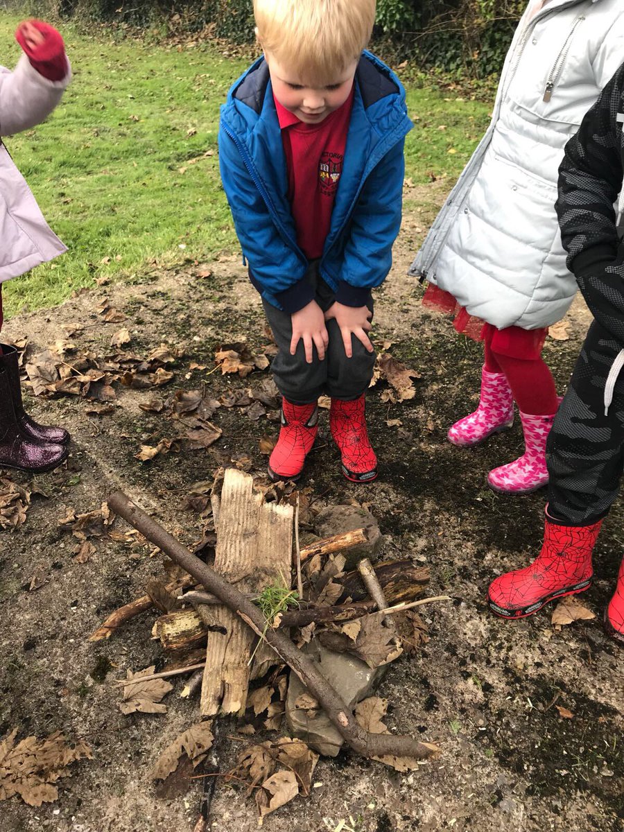 VictoriaForestS's tweet photo. Sharing our creations and discussing ideas on how to make fairy houses @mrscross_year2 @VictoriaPrimar1 @easfpteam 🍄🍄🍄 #seizetheseason https://t.co/RUXCazhGeH