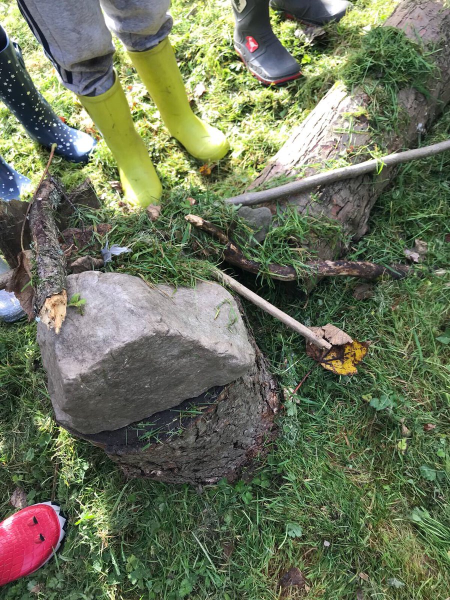 VictoriaForestS's tweet photo. Sharing our creations and discussing ideas on how to make fairy houses @mrscross_year2 @VictoriaPrimar1 @easfpteam 🍄🍄🍄 #seizetheseason https://t.co/RUXCazhGeH