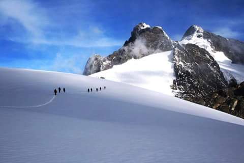 This is #Uganda #MtRwenzori #Hiking  to the top #GoExplore #Uganda
goexploresafaris.com/itinerary.php?…