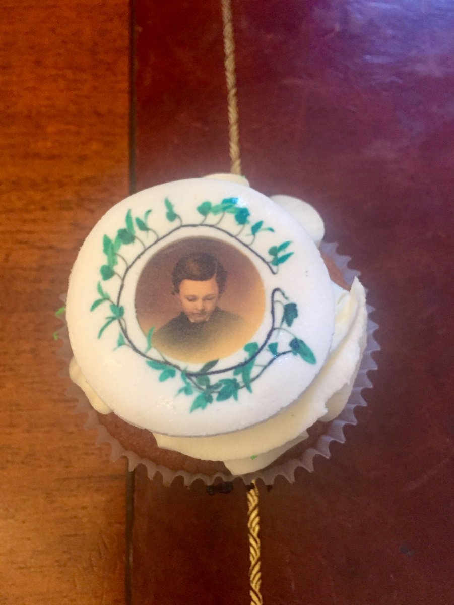 KJFarrar's tweet photo. Best celebratory cupcakes ever! #georgesaunders #winner #ManBooker2017 @AlexandraPring you are missed. 😘 https://t.co/3ZLdyEn965