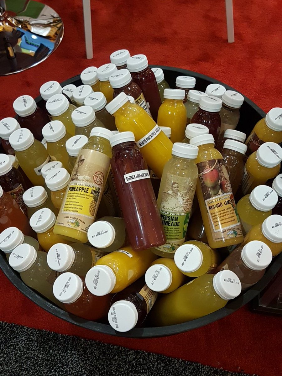 andre_videsgt's tweet photo. Entre la oferta exportable que presenta la delegación guatemalteca en @pma #FreshSummit se encuentran jugos de berries, mango y piña, etc https://t.co/2LKxB5LmPH