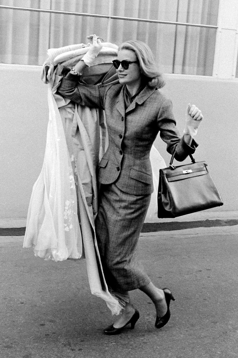 Vogue.fr on Twitter: "En tailleur et un sac Hermès à la main, retour sur le style iconique de Grace Kelly en 1956 --> https://t.co/cTlhuzczqd… https://t.co/beJhV6Lnsn"