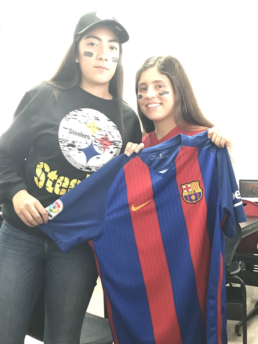 WebworkFC's tweet photo. Presentando a nuestros 2 Fichajes para las Webworkitas #Draft17 #SomosWebwork https://t.co/boa7CEkNNv